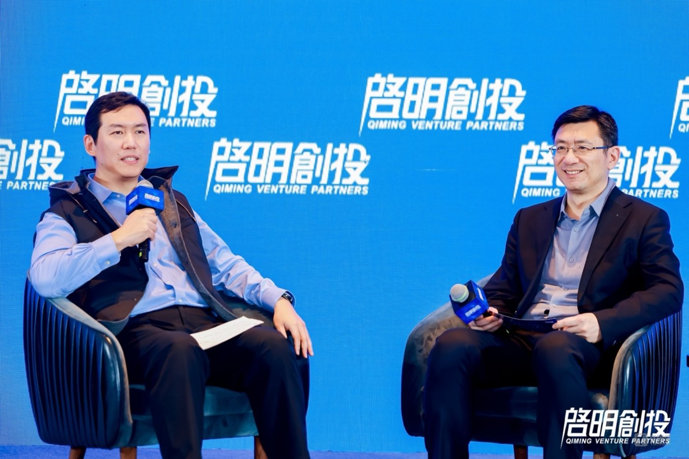 启明创投主管合伙人周志峰(左)与阶跃星辰创始人、首席执行官姜大昕(右)