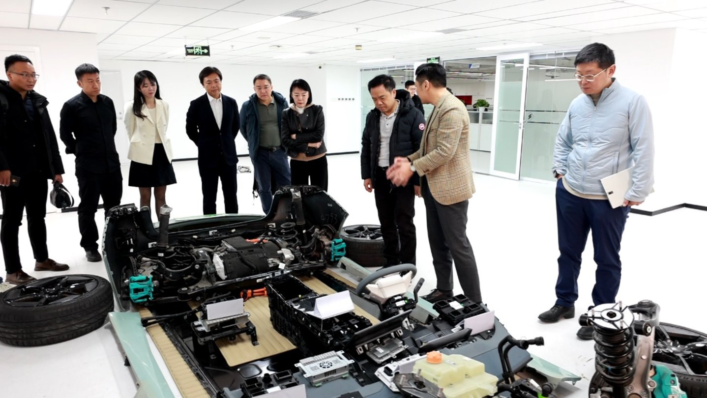 （海珠区区委书记蔡澍等领导一行莅临辰至半导体总部调研指导，右三为蔡澍书记）