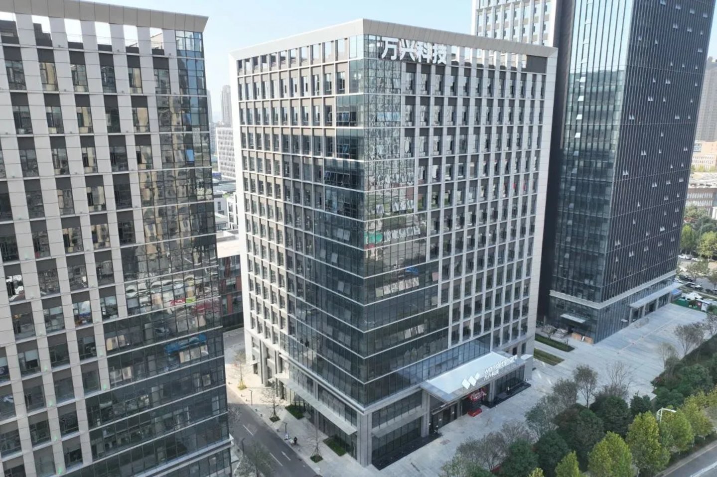 （回湘后，万兴科技在湖南湘江新区投资建设的大楼）