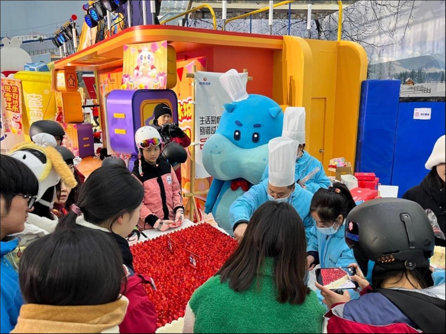 雪王生日会现场惊现超大草莓盒子蛋糕;图片来源:盒马鲜生