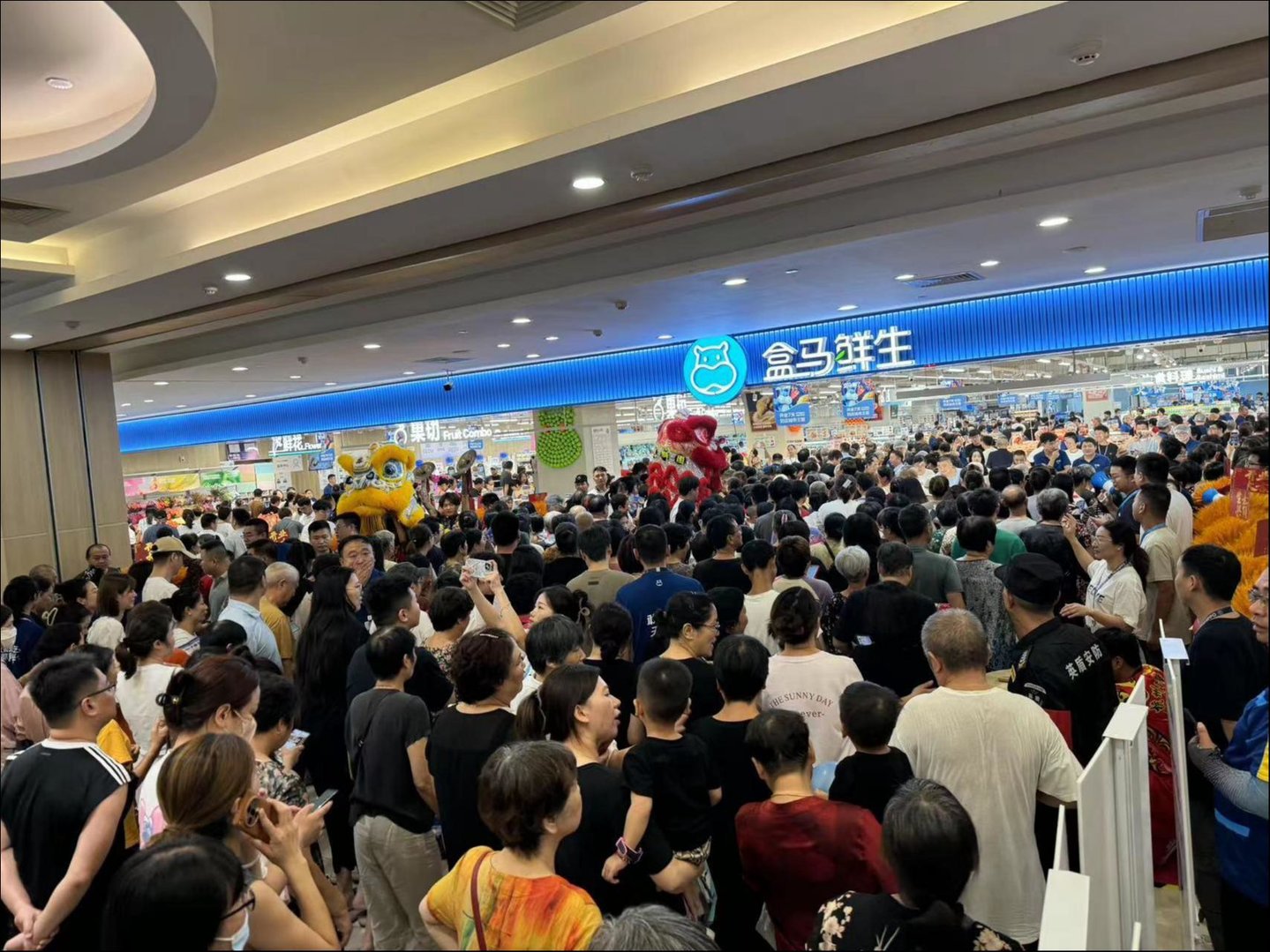 （图：东营首家盒马开业现场）