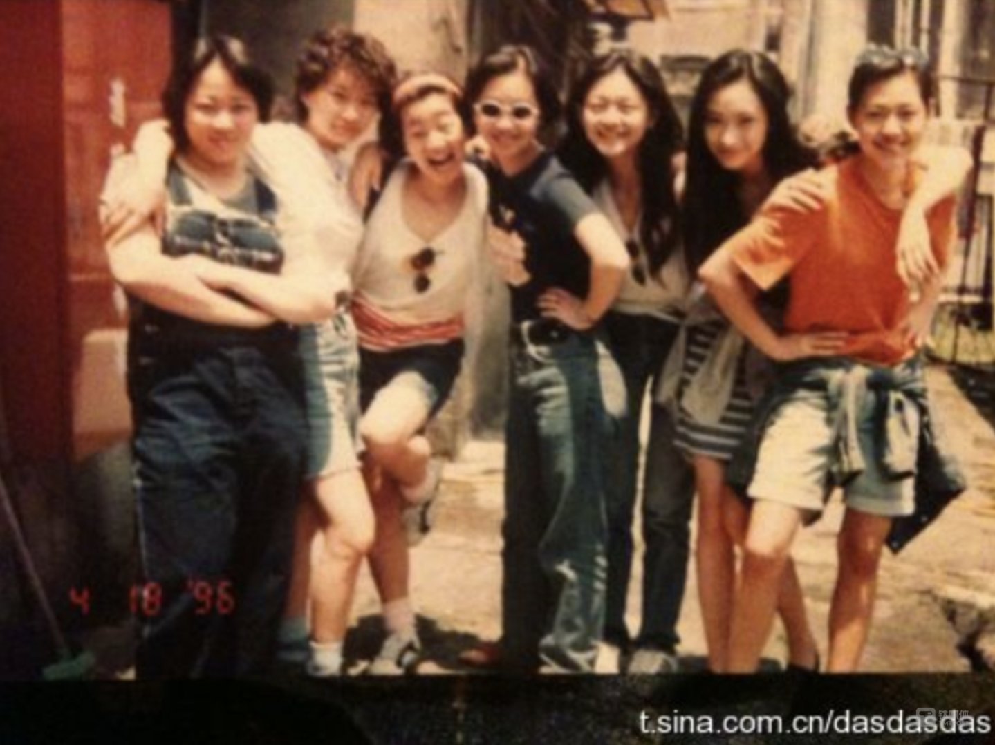 大S微博留下了一张早年&ldquo;华冈七仙女&rdquo;的合影