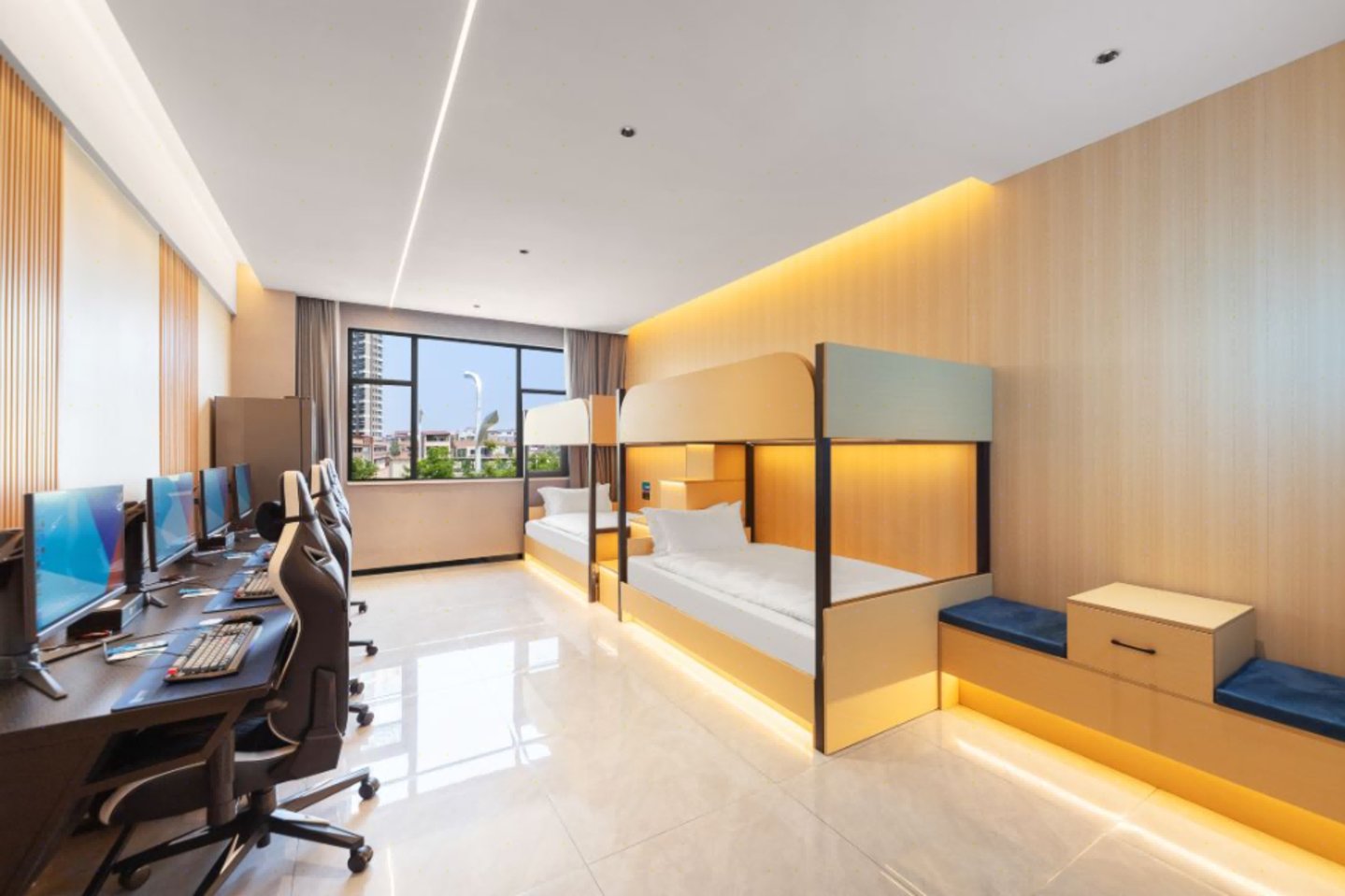 （爱电竞酒店尉氏县&ldquo;大上海购物中心&rdquo;店客房内景）