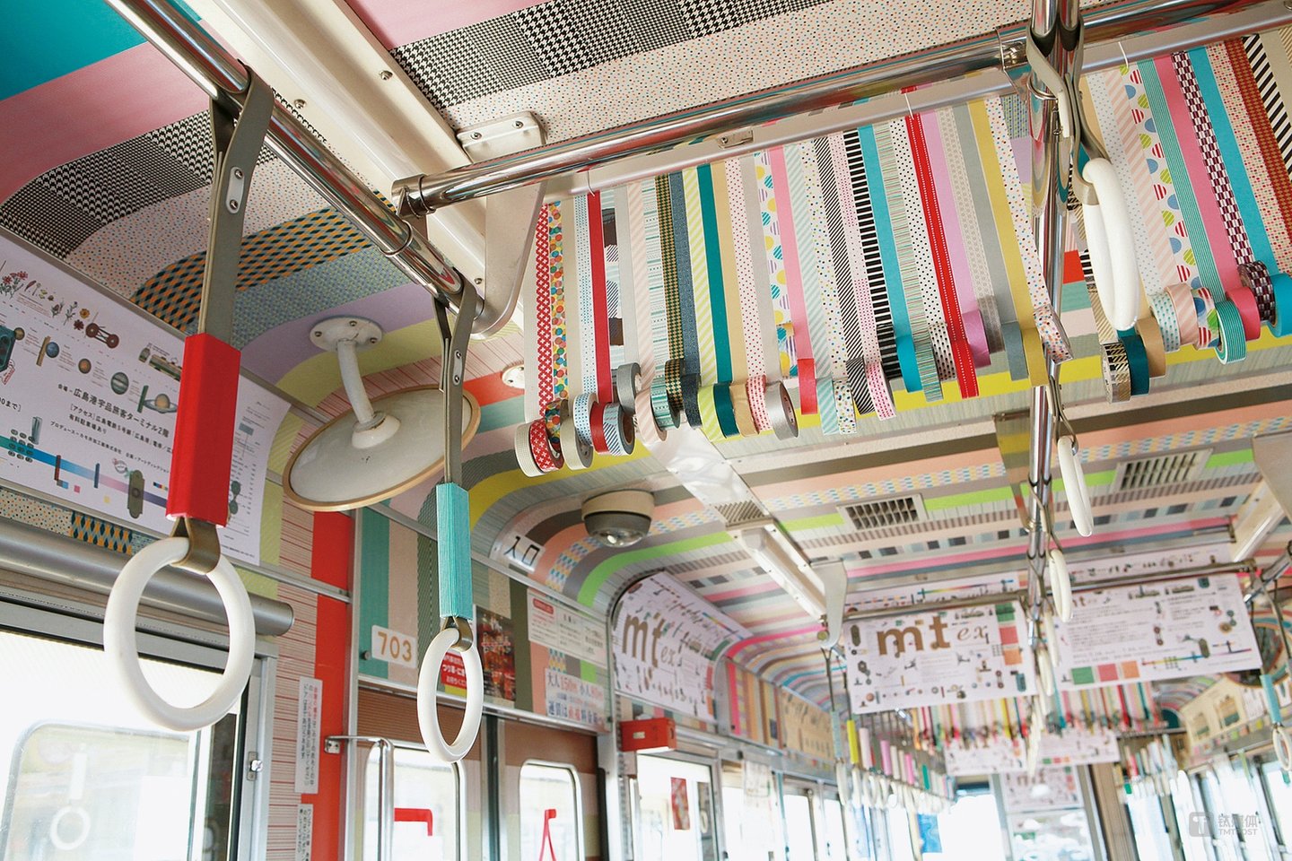 通过在特殊地点和公共场所展示“mt”遮蔽胶带的多样性,以引起人们的注意,例如胶带卷从车厢天花板上垂下来。因此,还不知道该产品的乘客也被引导到展览会上。图片来自reddot官网