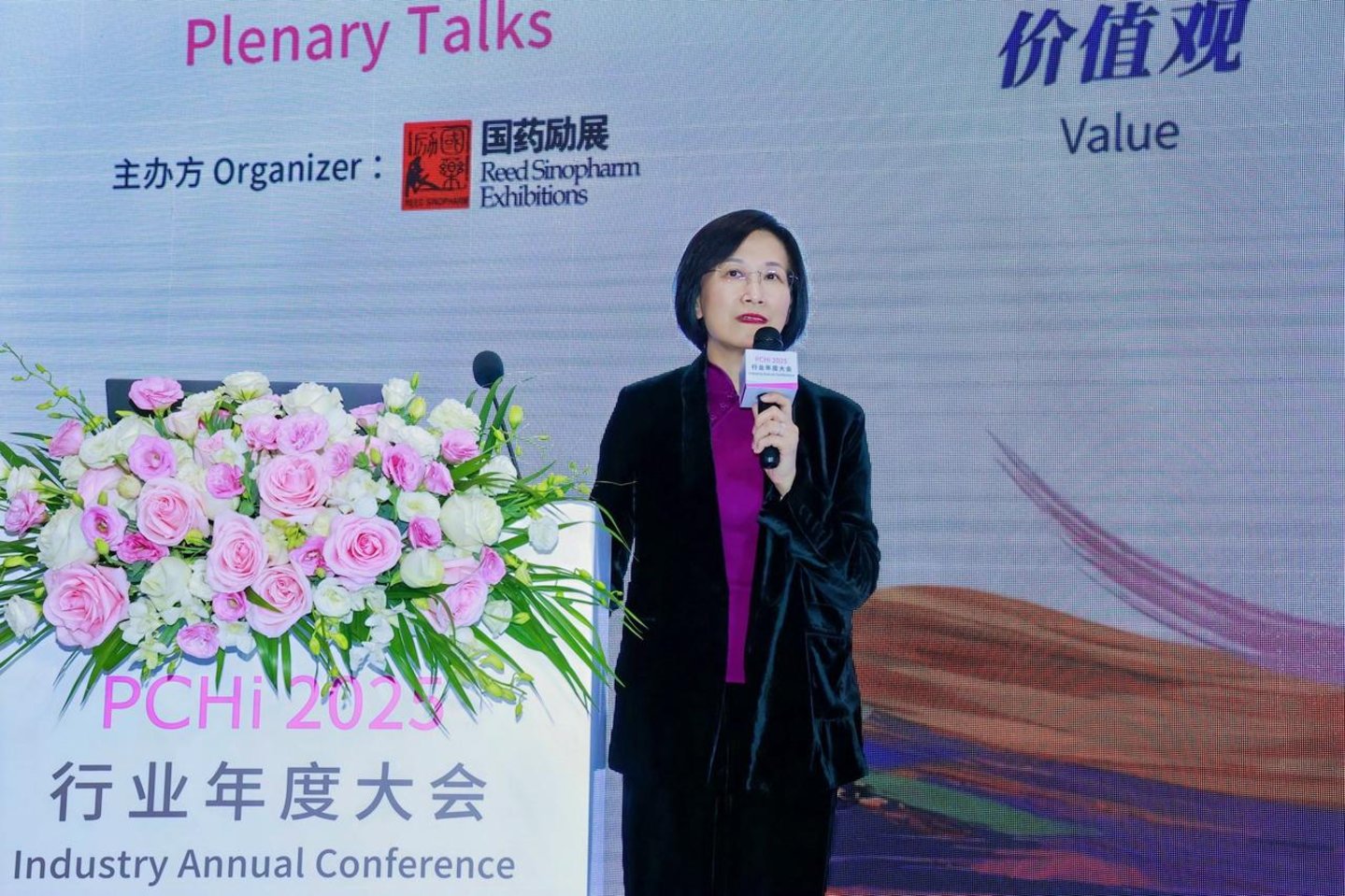 中国香料香精化妆品工业协会理事长、医学博士颜江瑛女士