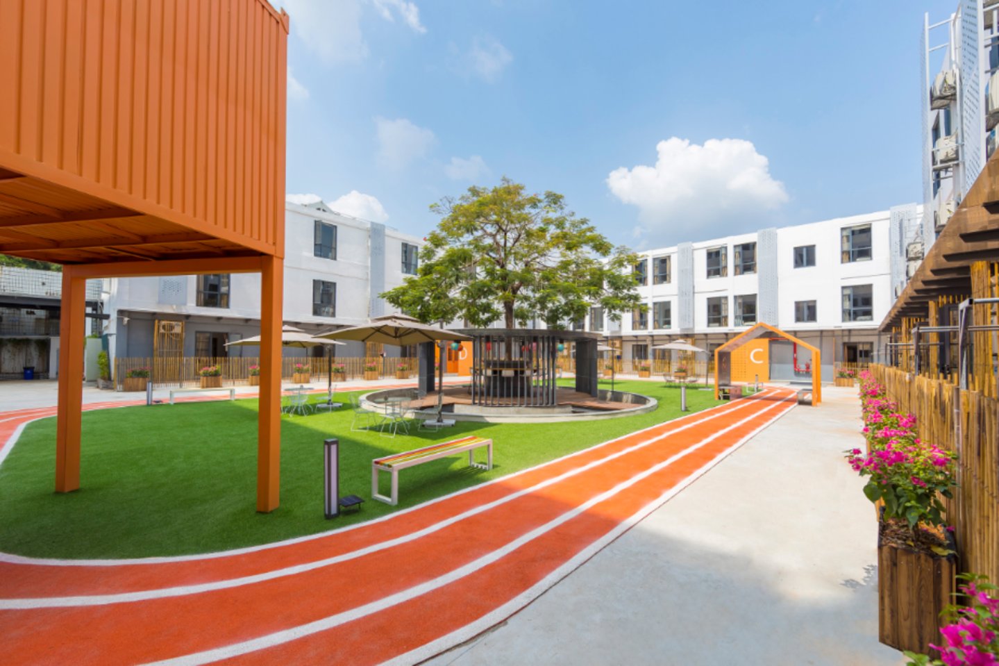 (深圳吉祥地铁站店中庭“凤凰树”)