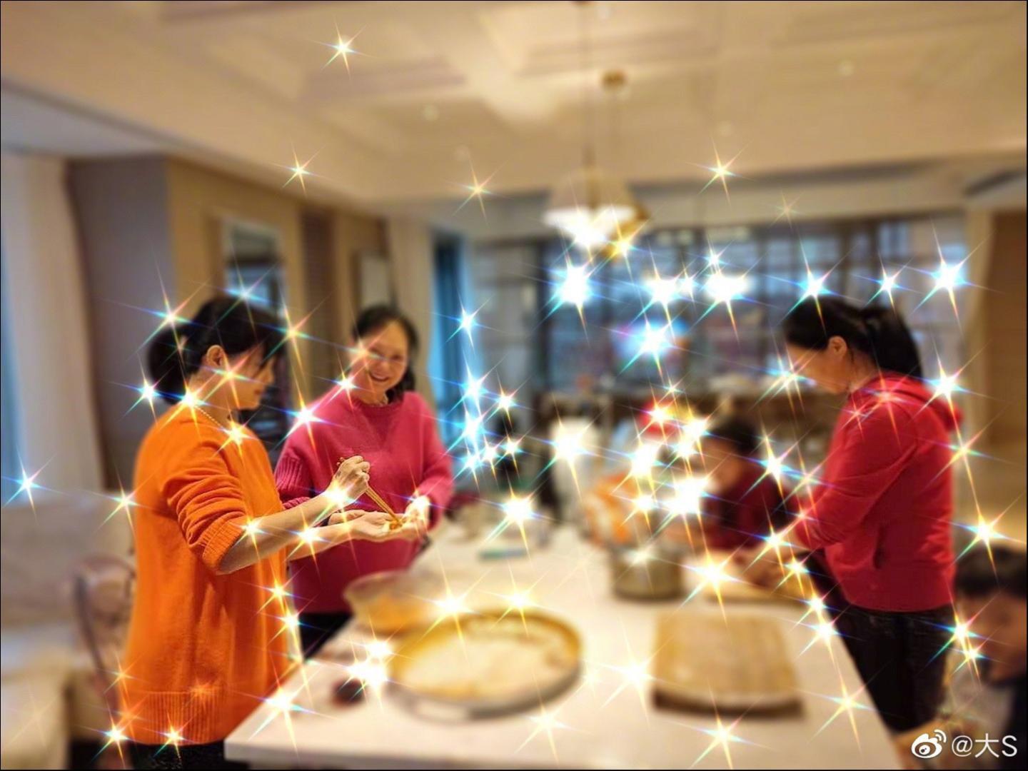 大S生前微博上最后一张图，是2021年春节期间一张合影。