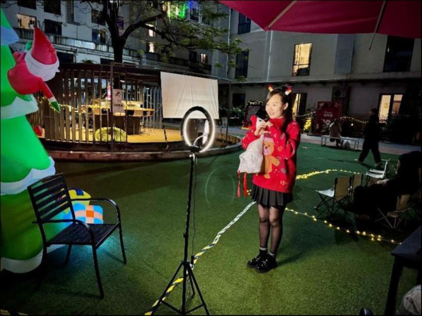 (住户乐乐在活动现场开启直播)