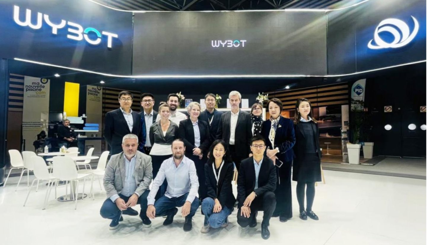 望圆科技中欧团队在展位前合影留念