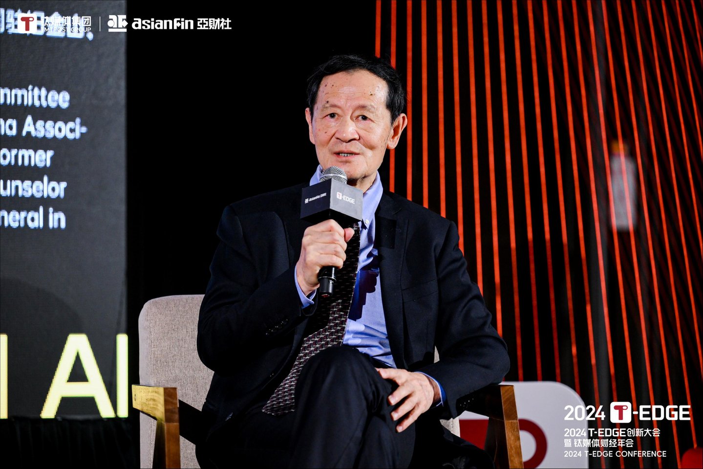 中国国际贸易学会常务理事及专家委员会首席专家，前中国驻旧金山、纽约总领馆经济商务参赞何伟文