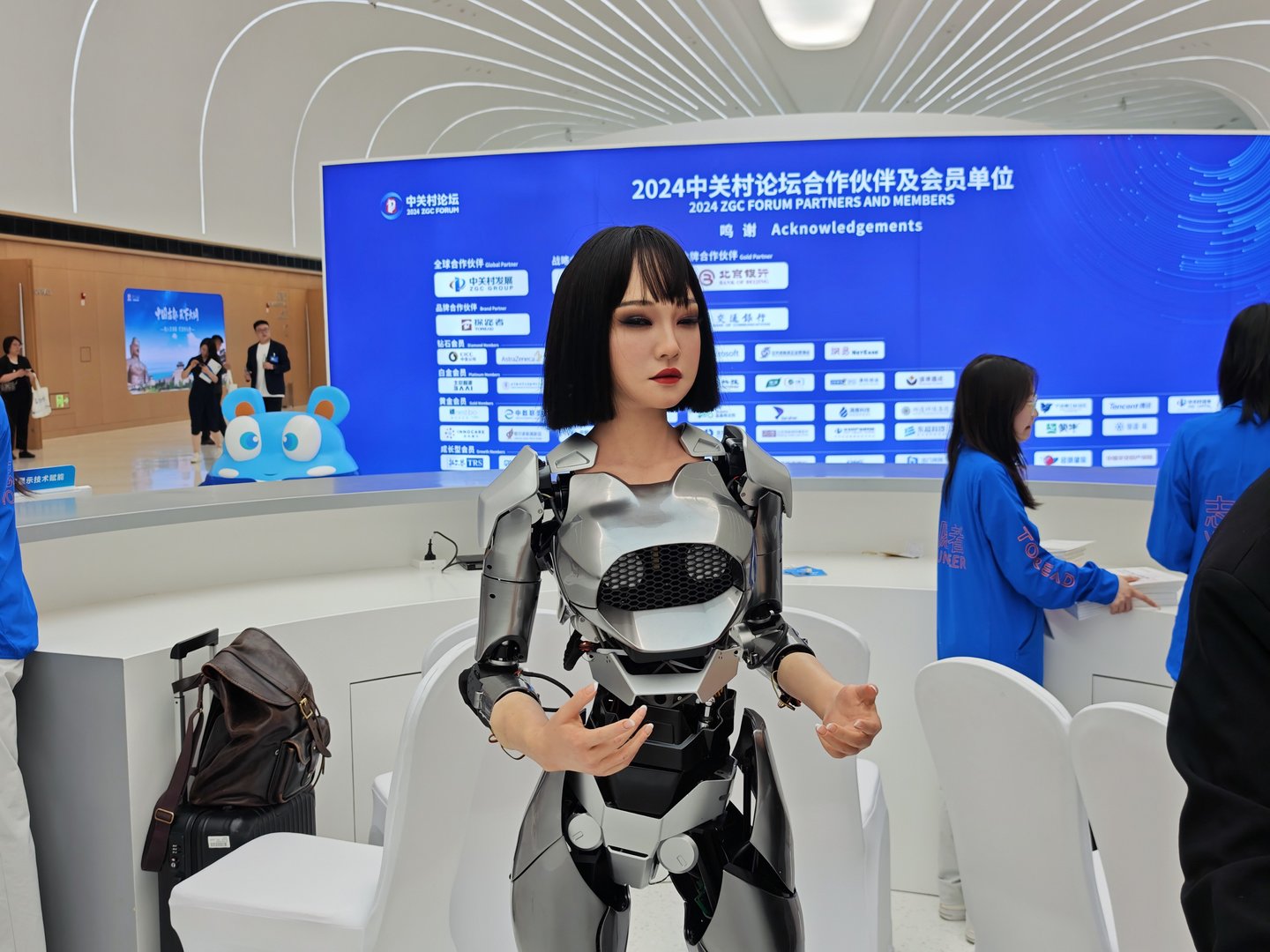 位于北京海淀召开的中关村论坛会议的机器人产品展示（来源：钛媒体AGI编辑林志佳拍摄）