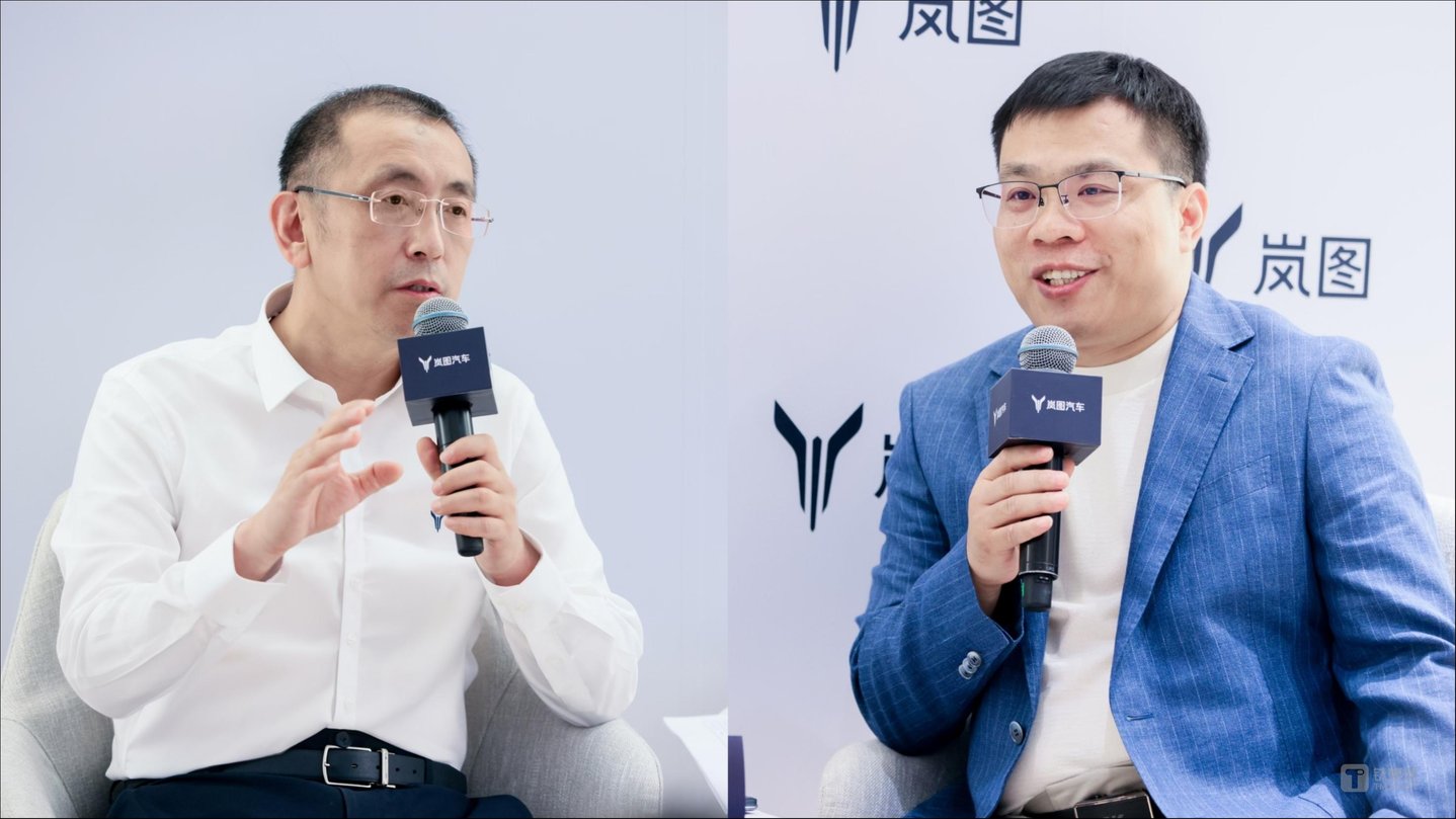 左：岚图汽车科技有限公司CEO 卢放 右：岚图汽车CBO、销售公司总经理 邵明峰