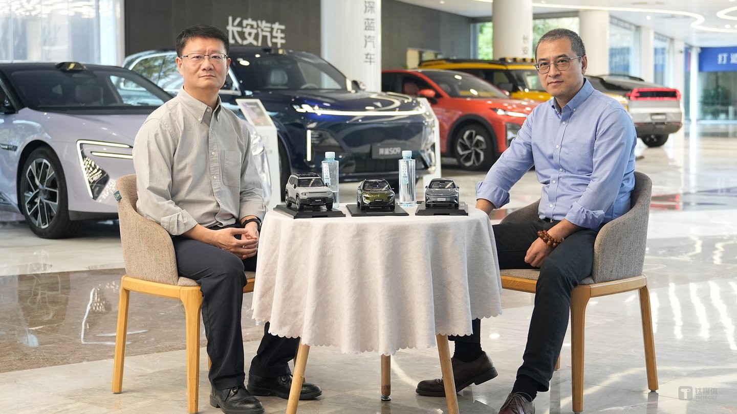 左：中国长安汽车总经理赵非；右：钛媒体联合创始人&联席CEO刘湘明