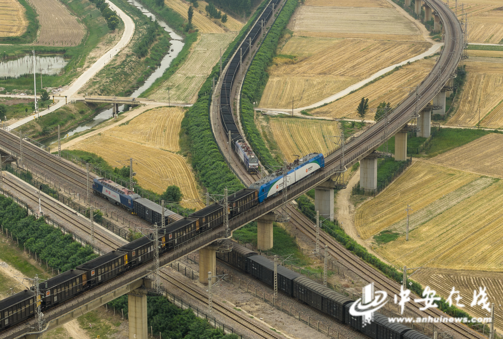 朔黄铁路重载列车与京九铁路列车交汇运行3.jpg
