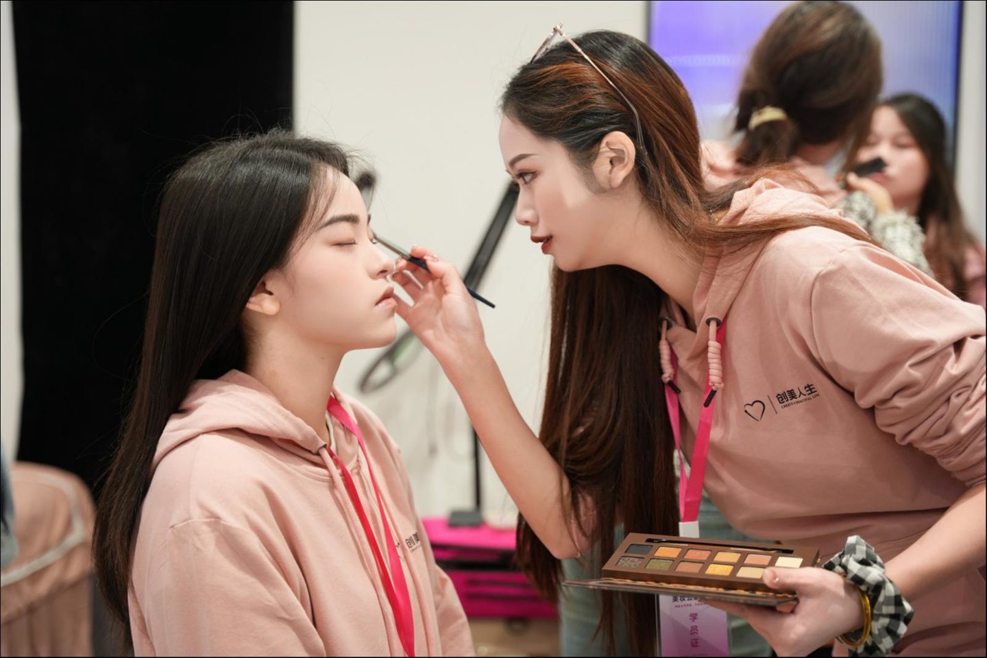 学员互相练习化妆