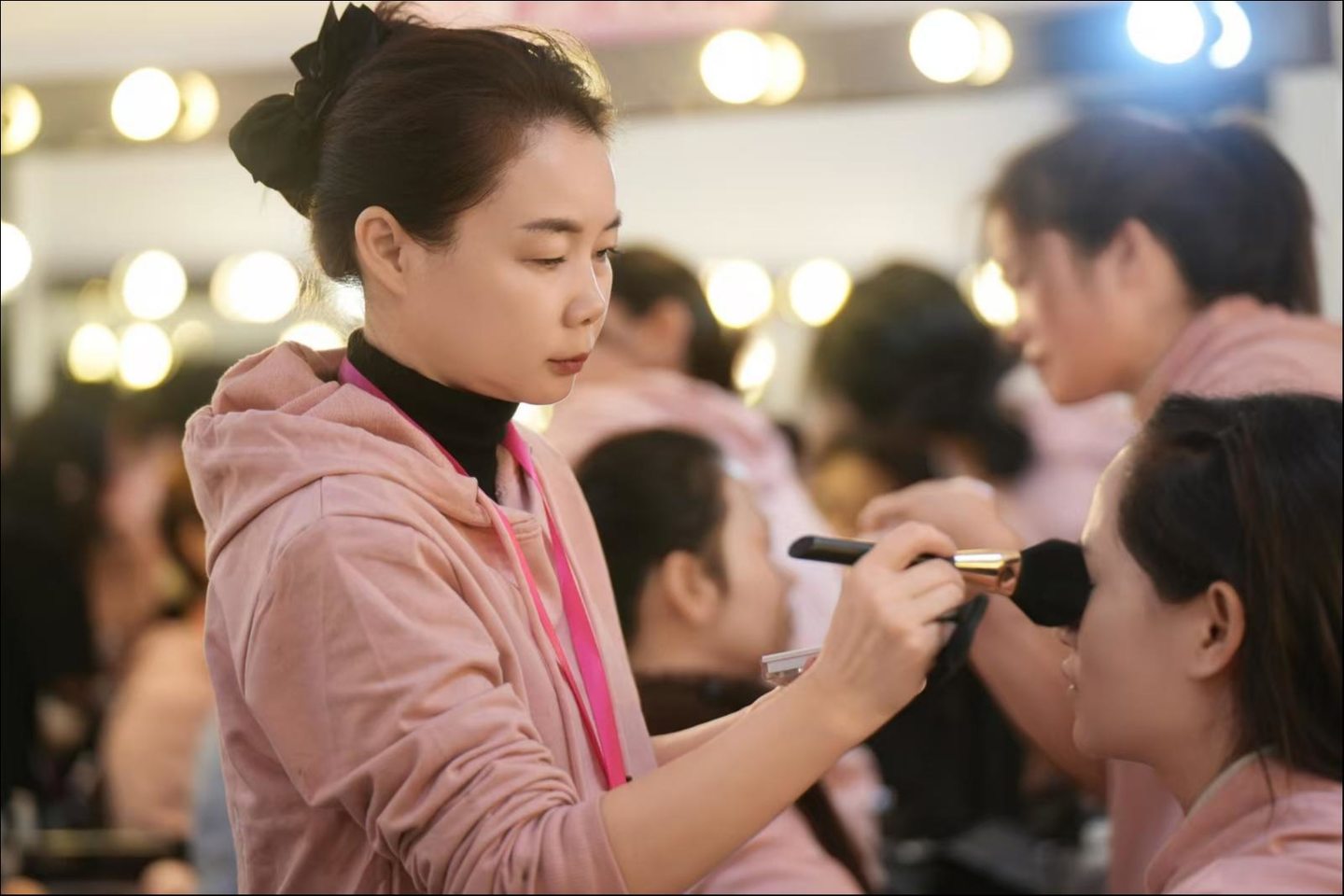 莫春梅进行化妆练习