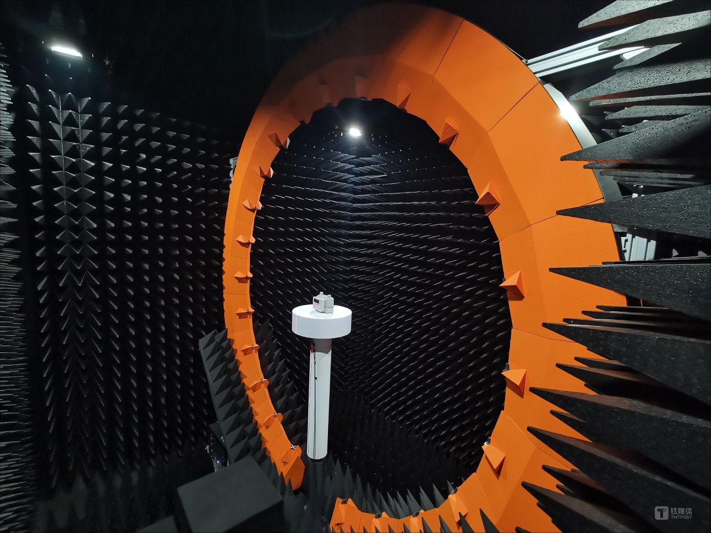 图：位于天津新智感知科技产业园的新智感知检测中心空中接口通信测试实验室