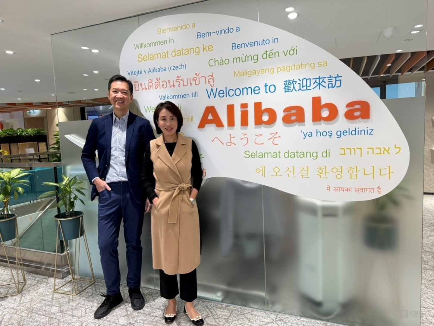 阿里巴巴香港创业者基金总裁兼 NextGen Partners 合伙人周骆美琪女士(右) 及 NextGen Partners 合伙人何定康先生(左)