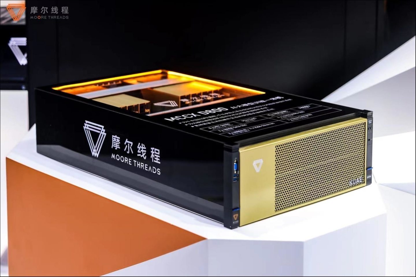 MCCX D800摩尔线程AI大模型训推一体机（图片来源：摩尔线程）