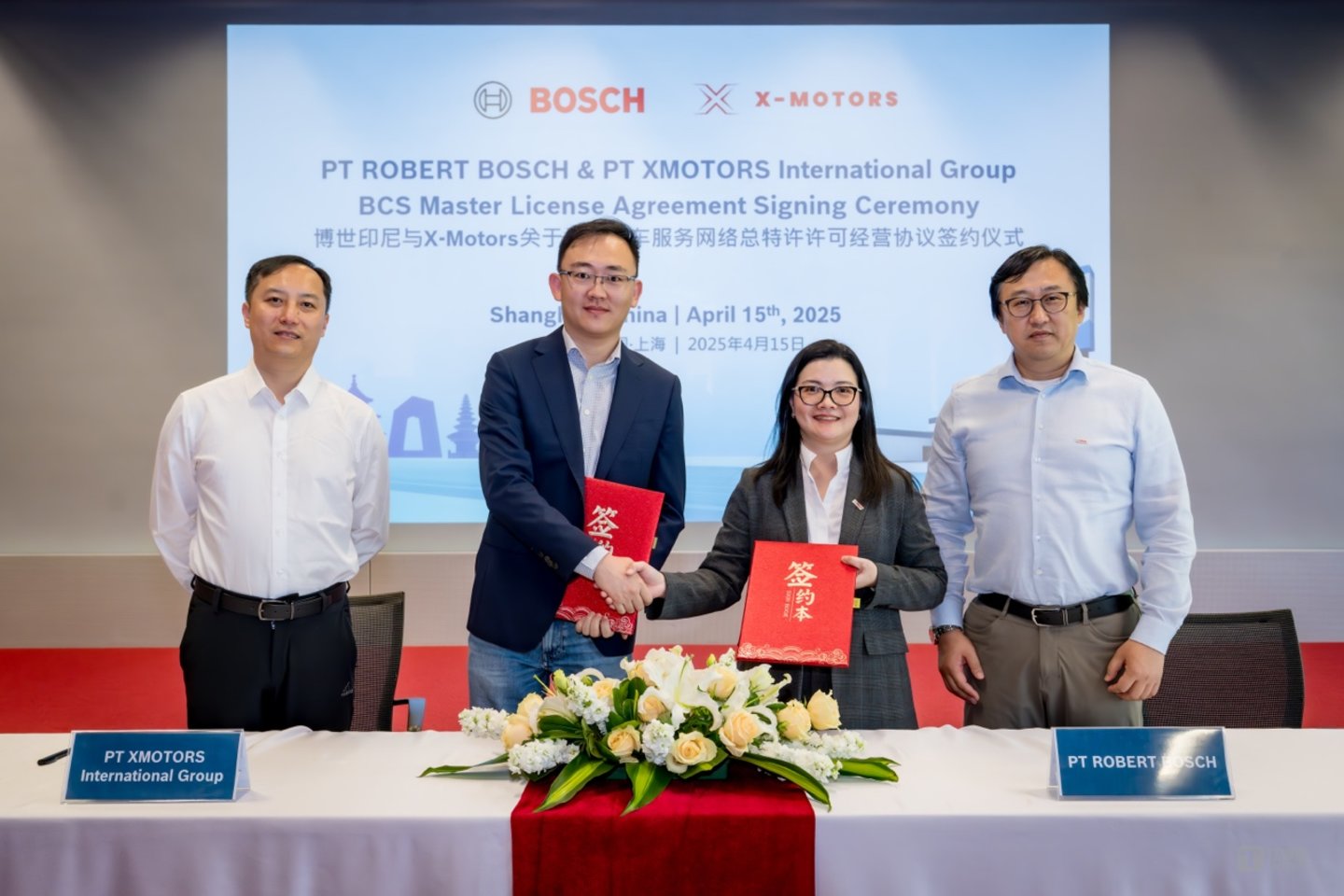 见证人：X-Motors CEO 李晓萌 博世汽车服务网络亚太区副总裁 吕轶海 签约人：X-Motors执行董事 冯皓 博世智能出行售后印尼销售总监 Iwandi Griselda