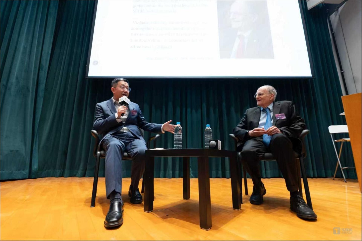 左:李晋,右:托马斯·萨金特,图片由香港大学经管学院提供