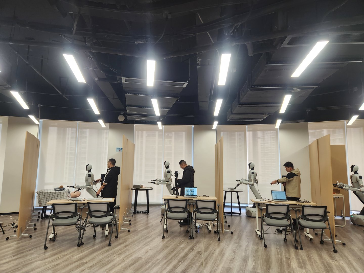 (西南具身智能机器人训练中心)