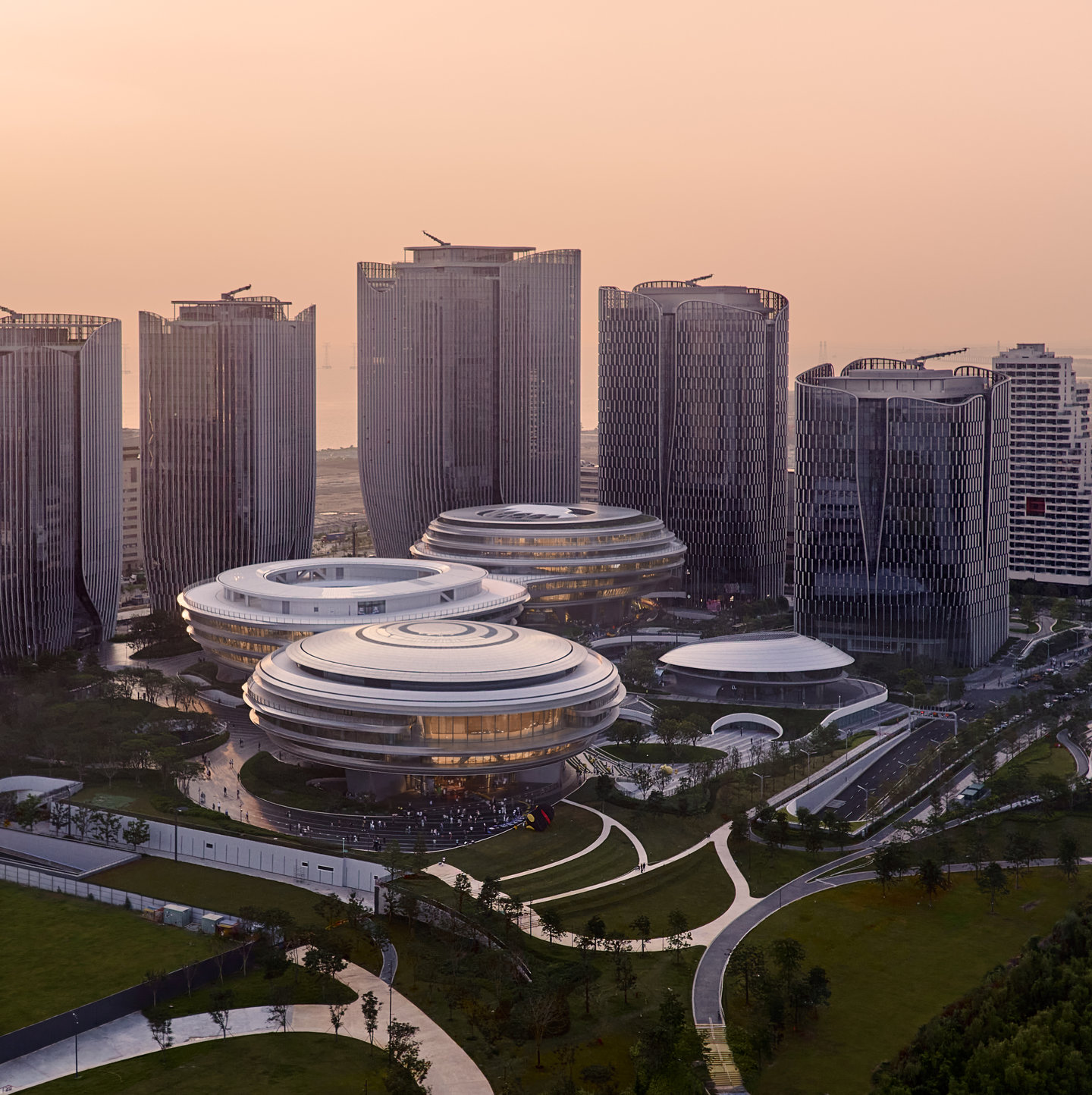 腾云中心,“绿毯”连接建筑 摄影:奥观